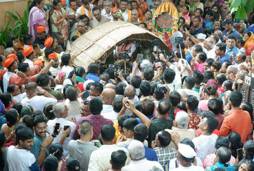 ચાંદીની પાલખીમાં બિરાજમાન થઇ ભગવાન વિઠ્ઠલનાથજી નગરયાત્રાએ નીકળ્યા