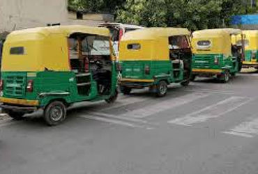 સવારે એરપોર્ટ ગેટ પાસે ૫૦થી વધુ રિકશાનો જમાવડો થયો