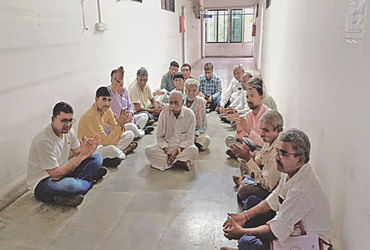 સુરેન્દ્રનગરમાં ખેતીવાડી કચેરીમાં પાક નુકસાનીના વળતર મુદ્દે ખેડૂતોનો હલ્લાબોલ