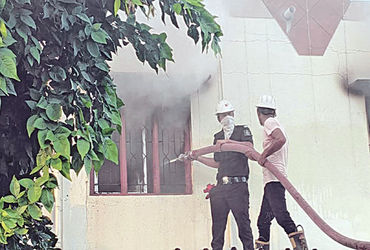 સુરેન્દ્રનગરમાં રાધે ટેનામેન્ટમાં પતંગ-દોરીના ગોડાઉનમાં આગ લાગી.