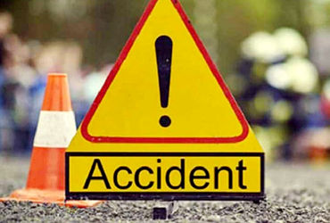 અડાજણમાં ટેમ્પો ચાલકે દરવાજો ખોલતાં બાઇક ભટકાઇ જતાં એક વૃધ્ધનું મોત થયું હતું. અડાજણમાં ટેમ્પો ચાલકે દરવાજો ખોલતાં બાઇક ફસાઇ જતાં વૃદ્ધનું મોત