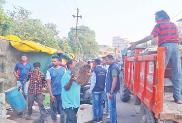 આણંદના ગુજરાતી ચોક વિસ્તારના રસ્તા ઉપરથી દબાણો દૂર કરાયા