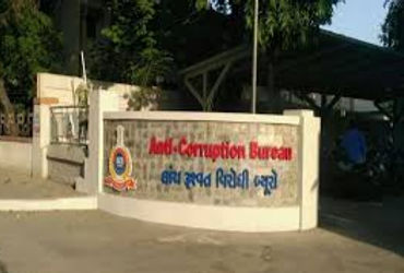 તા. પંચાયતના અધિકારી વતી ૧.૫૦ લાખની લાંચ લેતા કોન્સ્ટેબલ ઝડપાયો