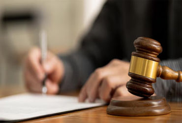 બેંક અધિકારીઓએ મિલ કત સસ્તામાં વેચી નાખ્યાનો બિલ્ડરનો આરોપ