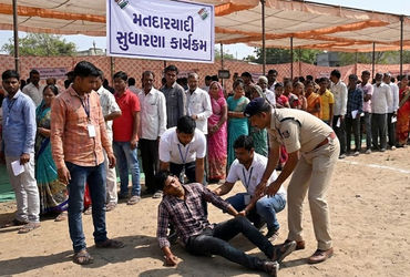 વડોદરા: મતદારયાદી સુધારણા કેમ્પમાં 2 કલાકથી લાઈનમાં ઉભેલો યુવક ખેંચ આવતાં ઢળી પડ્યો, માથામાં ગંભીર ઈજા