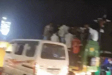 વડોદરામાં મ્યુ. કોર્પોરેશનની કચરાની ગાડીમાં 15 લોકોની જોખમી મુસાફરી, VMCના કોન્ટ્રાક્ટરની ઘોર બેદરકારી