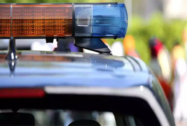 અવધના ઢાળ પર પોલીસની મોબાઈલને ઘેરી લઈ ટોળાંનો બેફામ પથ્થરમારો