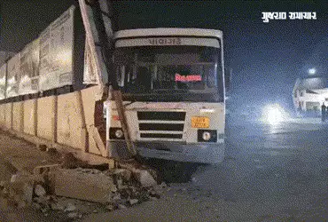 પંચમહાલના શહેરા બસ સ્ટેશનમાં ઉભેલી બસ ગબડીને કમ્પાઉન્ડ વોલ સાથે અથડાઈ