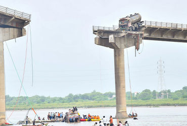 જૂના ગંભીર બ્રિજનું સમારકામ ટુ-વ્હીલર અને રાહદારીઓ માટે ખુલ્લો મુકાશે, નવા સ્ટીલ બ્રિજનું કામ 22 ટકા પૂર્ણ | ગંભીરા બ્રિજની ઘટના બરોડામાં નવા સ્ટીલ બ્રિજનું કામ 22 ટકા પૂર્ણ