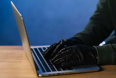 જામનગર નજીક મેઘપર પાસે લેબોરેટરી ચલાવતા એક વેપારી સાયબર ચાંચિયાની ચુંગલમાં ફસાતાં અઢી લાખ ગુમાવ્યા