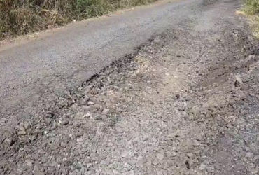 છોટાઉદેપુર: નસવાડીના પલસાણીથી ખંભાયતા ચોકડી સુધીના રોડ પર મોટા ખાડાથી અકસ્માતનો ભય, રાહદારીઓ પરેશાન