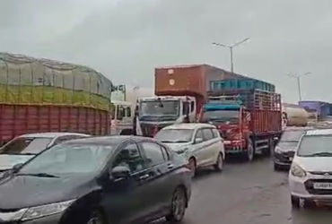 વડોદરા-કરજણ વચ્ચે હજી પોર પાસે ટ્રાફિકની સમસ્યા યથાવત્ઃ લગ્નમાં જતા લોકો પરેશાન