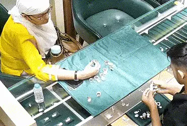 અમદાવાદમાં સેલ્સમેનની નજર ચૂકવી મહિલાએ કરી વીંટીની ચોરી, સીસીટીવી કેમેરામાં કેદ થઇ ઘટના