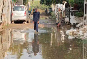 પાણીની લાઇન લીકેજ - હજારો લીટરનો પાણીનો વેડફાટ