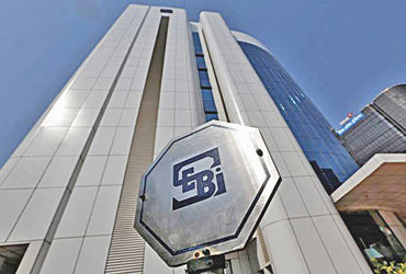 રિલાયન્સ, બેંકિંગ શેરોમાં વેચવાલીથી સેન્સેક્સ 504 પોઈન્ટ ગગડીને 85138 થયો અને નિફ્ટી 144 પોઈન્ટ તૂટ્યો.