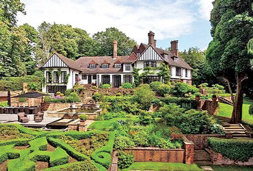 બ્રિટનના સુપર-રિચ લોકો દેશ છોડતા પ્રોપર્ટી ભૂતિયા શહેર જેવી, લક્ષ્મી મિત્તલ જેવા ધનકુબેરો પણ સામેલ.