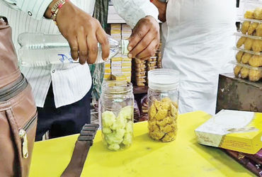 મહેમદાવાદ, ડાકોર, કપડવંજમાં Food & Drugs ટીમ દ્વારા અખાદ્ય જથ્થો નાશ કરાયો.