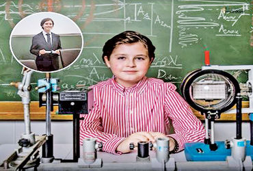 બેલ્જિયમના લિટલ આઇન્સ્ટાઇન લોરેન્ટ સિમોન્સ 15 વર્ષની ઉંમરે PhD થયા.