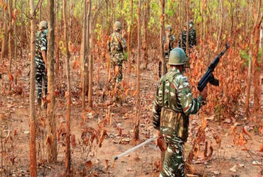 છત્તીસગઢમાં ૧૨ નક્સલીઓ ઠાર અને ત્રણ જવાનો શહીદ થયા.