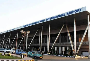 બોમ્બની ધમકીને પગલે અમદાવાદ એરપોર્ટ પર હૈદરાબાદની ફ્લાઈટનું ઈમરજન્સી લેન્ડિંગ, શંકાસ્પદની અટકાયત