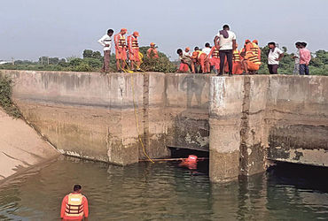 ધ્રાંગધ્રાના જશમતપુર પાસે કેનાલમાં પડેલા પિતા-પુત્રની સપ્તાહથી શોધખોળ