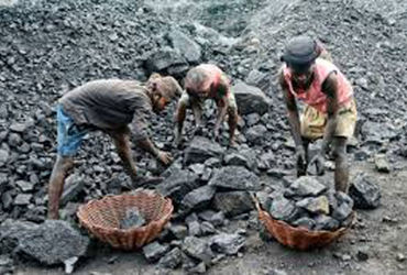 સુરેન્દ્રનગરના ચોટીલા પ્રાંત અધિકારી દ્વારા ગેરકાયદેસર કાર્બોસેલના કુવાઓ બુરવાની કામગીરી શરૃ કરાઈ