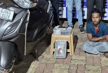 ગોરવા નવા યાર્ડ રોડ પર મંદિર નજીક સ્કૂટર પર ગાંજો વેચનાર કેરિયર પકડાયો