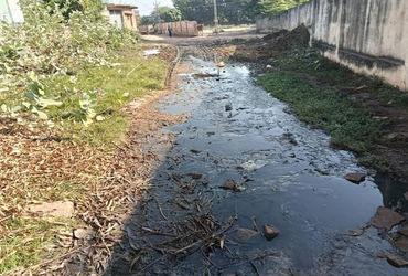 સરા ગામના જુના બસ સ્ટેન્ડ પાસે રસ્તા પર ગંદકીના ઢગ ખડકાયા