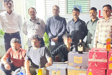 મેમનગરની સોસાયટીમાં પાર્ક કરેલી કારમાંથી નવ લાખનો વિદેશી દારૂ મળ્યો