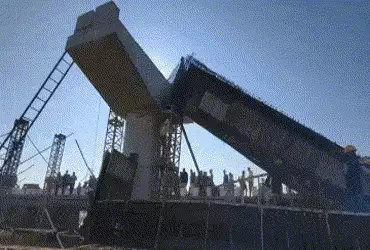 વલસાડમાં નિર્માણાધીન બ્રિજનું માળખું ધરાશાયી, કાટમાળમાં દટાયેલા પાંચ શ્રમિકોનું રેસ્ક્યૂ