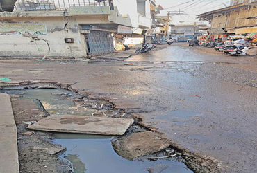 બાવળા: ટાવર ચોકમાં ગટરના પાણી રસ્તા પર, ગંદકીથી સ્થાનિકો ત્રાહિમામ.