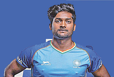 શારદાનંદ તિવારી: નોકરીથી કમાયેલા નાણાંથી હોકી સ્ટીક ખરીદી.