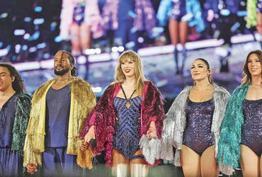 ટેલર સ્વિફ્ટ દ્વારા The Eras Tour ક્રૂને રેકોર્ડ ₹2000 કરોડનું બોનસ અપાયું.