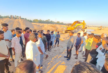 છોટાઉદેપુર: રતનપુરમાં ગેરકાયદેસર રેતી ખનન પર જનતા રેડ, 2 Hitachi અને 4 ટ્રકો ઝડપાયા, તંત્રની પોલ ખૂલી.