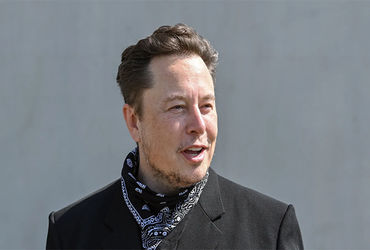 મસ્કે નાના ન્યુક્લિયર રિએક્ટરમાં રોકાણની મૂર્ખામી બંધ કરવાની સલાહ આપી, solar energy પર ધ્યાન કેન્દ્રિત કરવા જણાવ્યું.