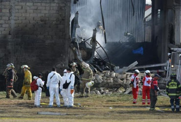 ઈમરજન્સી લેન્ડિંગ વખતે વિમાન ફેક્ટરીમાં ક્રેશ થતા 7 લોકોના મોત, 130 લોકોનું રેસ્ક્યૂ.