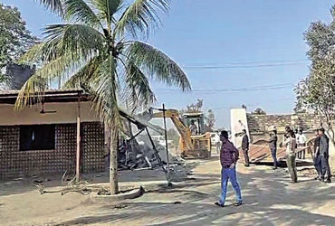 હુમલા પછી 3 ભૂમાફિયાના ફાર્મ હાઉસ પર બૂલડોઝર ફેરવાયું.