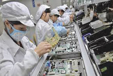 એપલ એસેમ્બલ કરતી ફોક્સકોને 30,000 યુવતીઓને જોબ આપી: આઇફોન એસેમ્બલીંગ યુનિટનું યુવતીઓ દ્વારા સંચાલન.