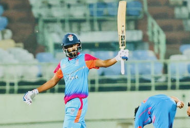 લિસ્ટ A ક્રિકેટમાં બેવડી સદી ફટકારનાર પ્રથમ બેટર સ્વાસ્તિક સામલ: 21 ચોગ્ગા, 8 છગ્ગા.