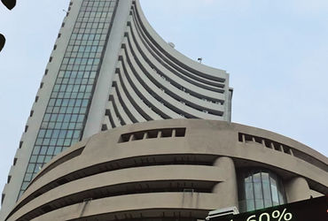 2025 પહેલાં ફાર્મા, IT શેરોમાં ઘટાડો; સેન્સેક્સ 346 પોઈન્ટ તૂટીને 84695 પર.