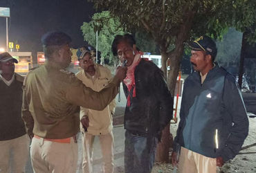 લખતર વિઠ્ઠલાપરા ચેક પોસ્ટ પર પોલીસનું ચેકિંગ: દારૂની હેરાફેરી રોકવા કડક કાર્યવાહી.