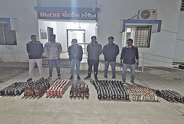 થાનમાં ખાખરાળી ચોકડી પાસેથી રૂપિયા 2.56 લાખનો દારૂ ઝડપાયો.
