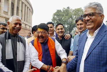 "અરે, છોડો યાર... ફાલતુ સવાલ ન કરો...", 10 લોકોના મૃત્યુ પર ભાજપના મંત્રી Kailash Vijayvargiya નું બેજવાબદાર નિવેદન.