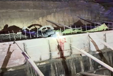 બાઈક-સવાર યુવાન પુલ પરથી પડતાં સળિયો માથાં સોંસરવો નીકળી ગયો!