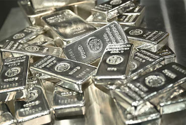 ચાંદી 4% તૂટ્યું પણ SILVER ETF માં 24% નું ગાબડું, ઈમ્પોર્ટ ડ્યૂટીની અફવાએ રોકાણકારોને રડાવ્યા.