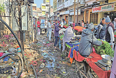 પોપટપરા શાકમાર્કેટમાં શૌચાલય લાઈન તૂટતા ગંદા પાણીની રેલમછેલ: વેપારીઓ અને ગ્રાહકો પરેશાન.