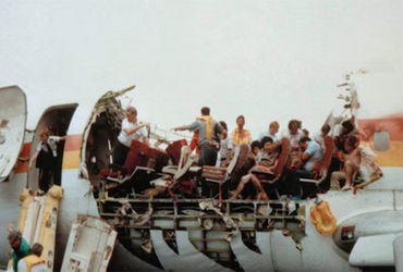 11,000 ફીટ પર ચમત્કાર: વિમાનમાં બ્લાસ્ટ છતાં 74 પ્રવાસી બચ્યા, હુમલાખોરનું મૃત્યુ.