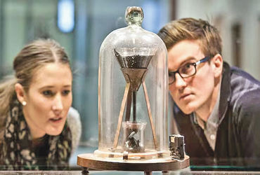 દુનિયાનો સૌથી લાંબો વૈજ્ઞાનિક પ્રયોગ: ૧૦૦ વર્ષથી ચાલતો પિચ ડ્રોપ એક્સપેરિમેન્ટ, સોલિડ અને લિક્વિડ મેટરને સમજવાનો પ્રયત્ન.