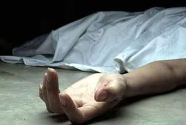 વઢવાણ-લીંમડી રોડ પર આધેડનો મૃતદેહ મળ્યો; પોલીસે તપાસ આદરી, PM માટે હોસ્પિટલમાં મોકલાયો.