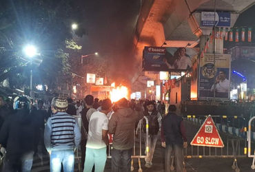 કોલકાતામાં TMC અને BJP સમર્થકો વચ્ચે અથડામણ, પથ્થરમારો અને આગચંપી.